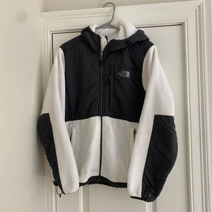 Women’s north face Denali jacket with hood white/gray size M